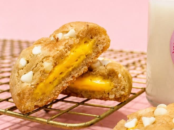 Galleta partida con relleno cremoso de maracuyá y chips blancos