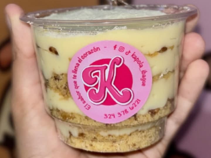 Vaso de pavé con capas de crema y galleta, con el sticker de Kapola