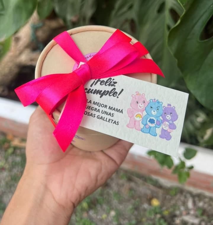 Vaso de galletas Kapola con moño fucsia y tarjeta de feliz cumpleaños para mamá